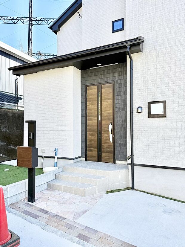 【玄関】■ シンプルで美しく、住まいの第一印象を彩る玄関です