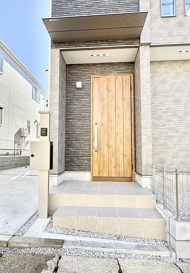 【玄関】■ 心地よい暮らしへとつながる、温かい玄関