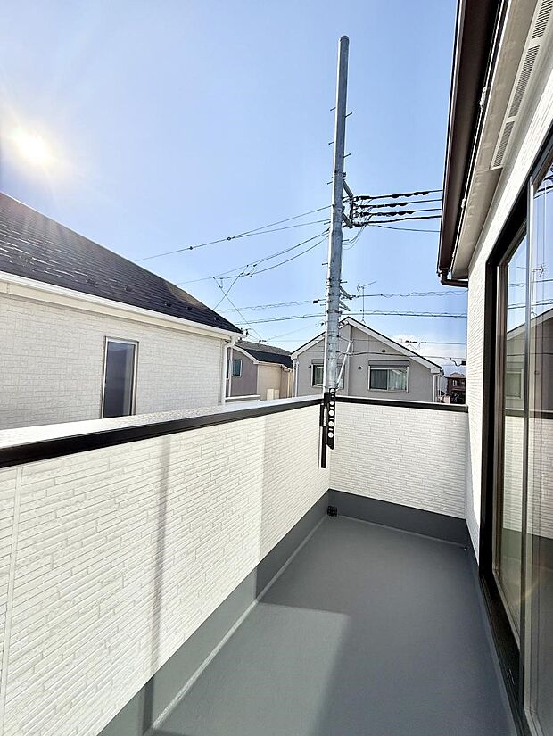 【バルコニー】■ 心地よい風と光を感じる、くつろぎのバルコニー