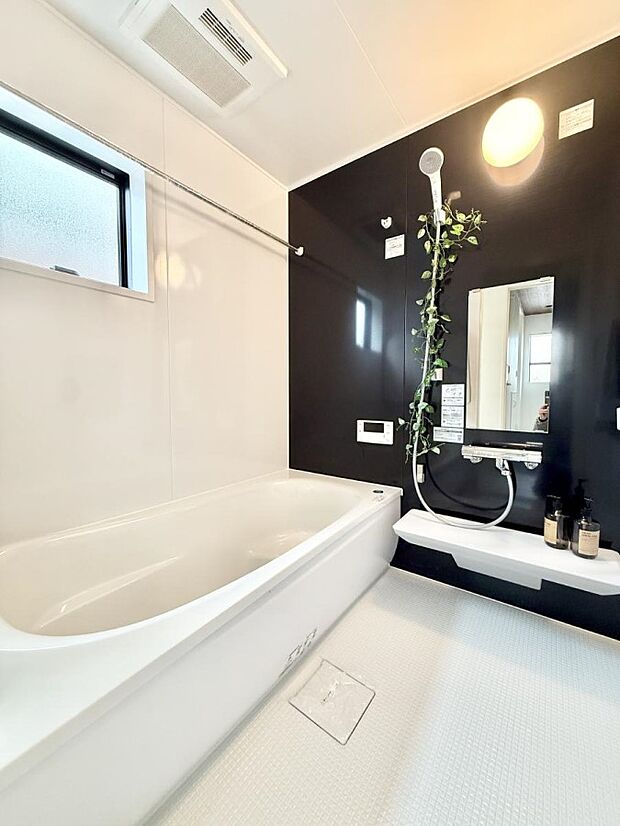 【浴室】■落ち着いた色合いの壁面、ゆっくり寛げるバスルーム