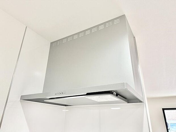 【レンジフード】■調理時の蒸気や匂いが換気扇に誘導され、効率的に排煙ができます。