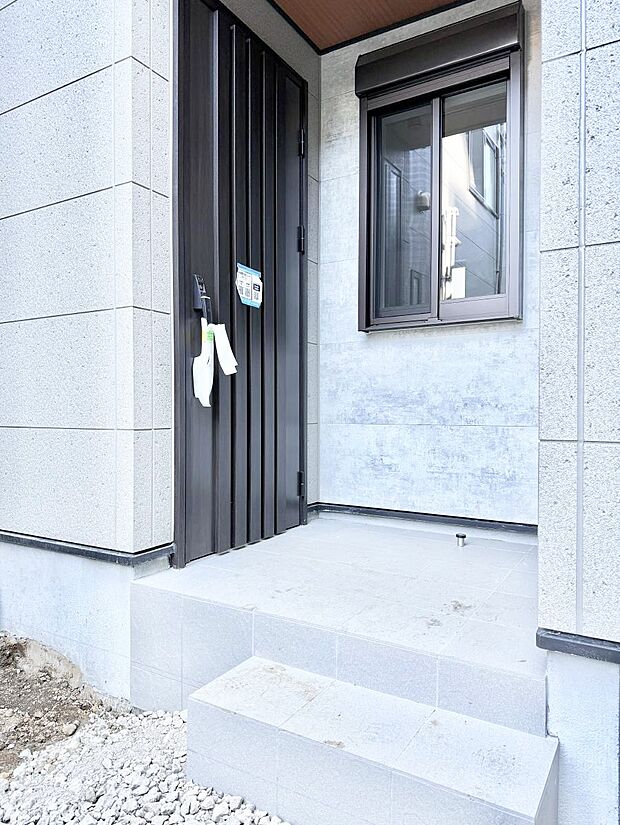 【玄関】■ 帰るたびにホッとする、安心感のある佇まい