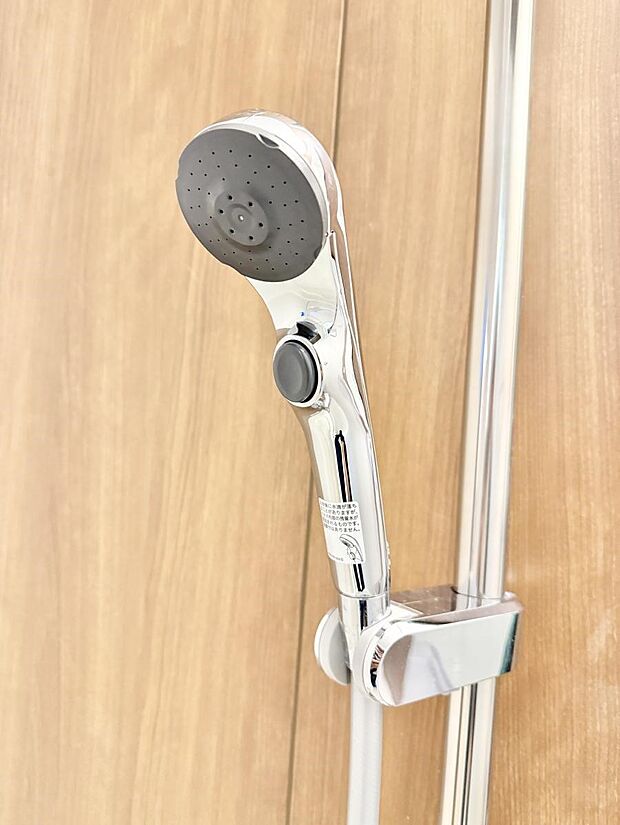 【止水シャワーヘッド】■手元で簡単に止水できるため、水の無駄遣いを減らすことができます。