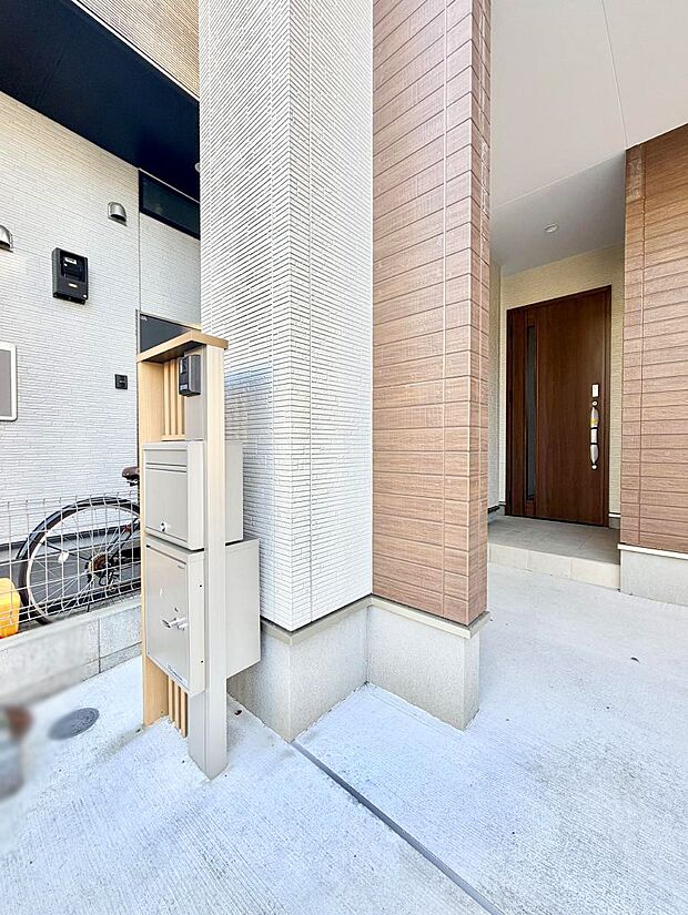 【玄関】■ 家族とゲストをやさしく迎える、心温まる玄関