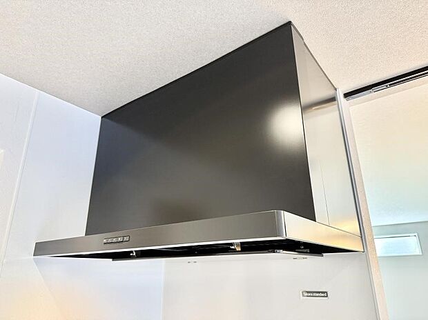 【レンジフード】■フードに覆われている為、匂いが換気扇に誘導され、効率的に排煙ができます