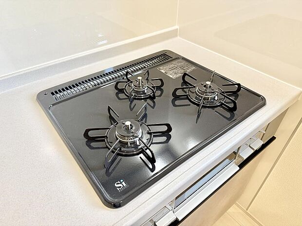 【3口ガスコンロ】■３口コンロのシステムキッチンで料理の手順もスムーズに