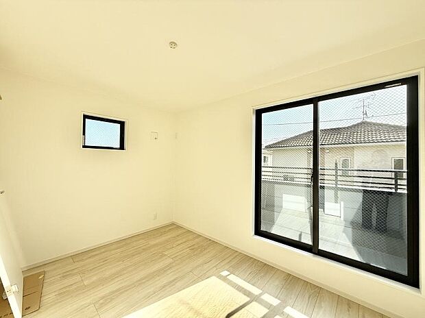 【リビング以外の居室】■落ち着いた色合いのお部屋で穏やかな時間を楽しめます