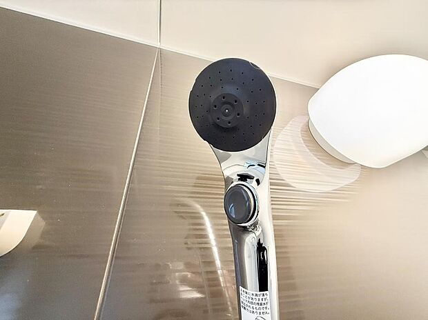 【止水シャワーヘッド】■手元で簡単に止水できるため、水の無駄遣いを減らすことができます。