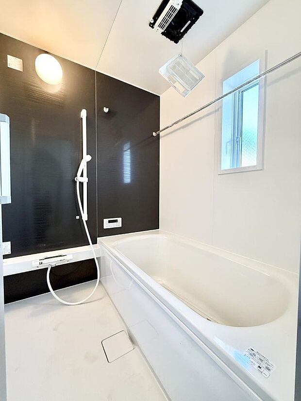 【浴室】■落ち着いた色合いの壁面、ゆっくり寛げるバスルーム