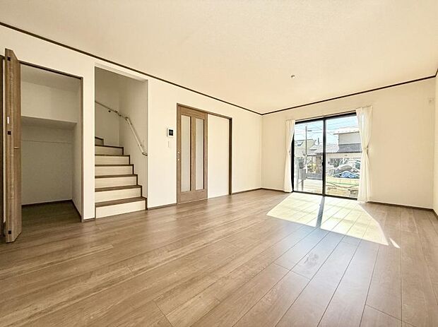 【リビングダイニング】■陽ざしが射し込む明るいLDKは家族でのんびり寛げます  