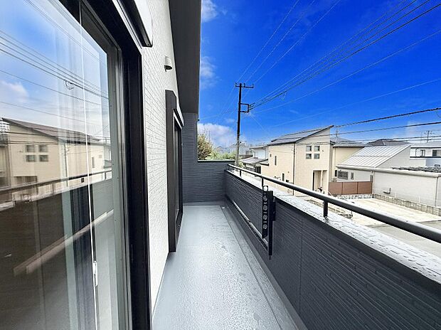 【バルコニー】■ 季節の移ろいを感じられる開放的な空間です