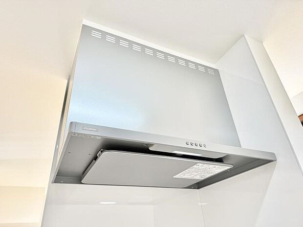 【レンジフード】■調理時の蒸気や匂いが換気扇に誘導され、効率的に排煙ができます。