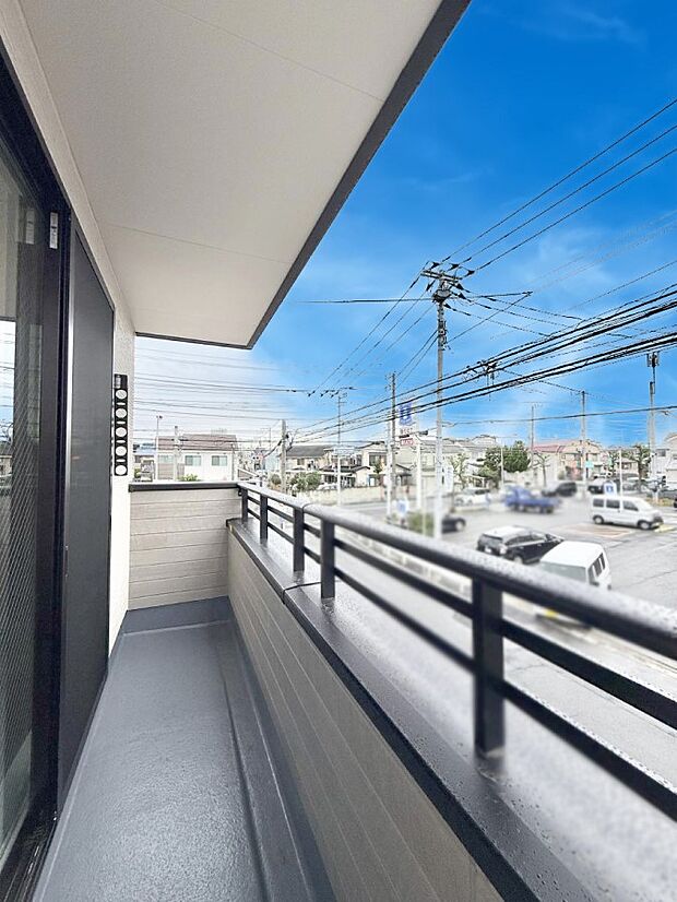 【バルコニー】■ 季節の移ろいを感じられる開放的な空間です