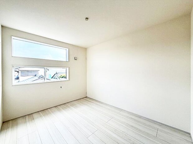 【寝室】■シンプルな空間で、収納付きベッドやデスクなど、多機能な家具を活用しやすいです