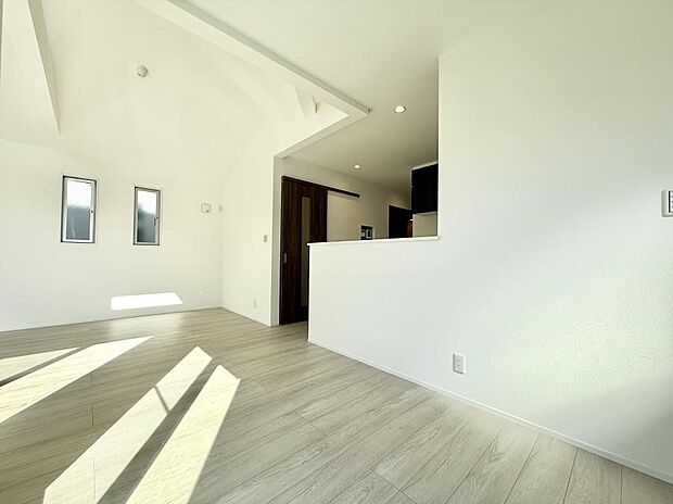 【リビングダイニング】ここにいる時間が一番長いから　やっぱりリビングは明るい方がいいですよね