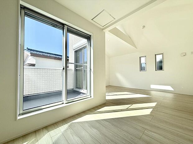 【リビング】大きな窓から光が入り明るい空間でお寛ぎいただけます