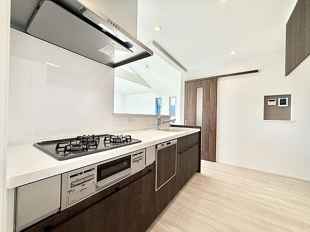 【ダイニングキッチン】キッチンスペースもゆったり！  