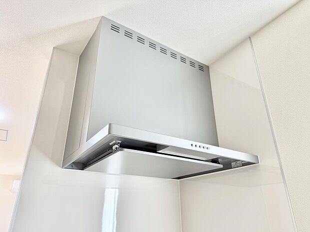 【レンジフード】■調理時の蒸気や匂いが換気扇に誘導され、効率的に排煙ができます。