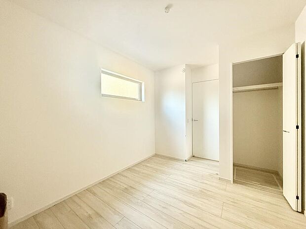 【リビング以外の居室】■落ち着いた色合いのお部屋で穏やかな時間を楽しめます