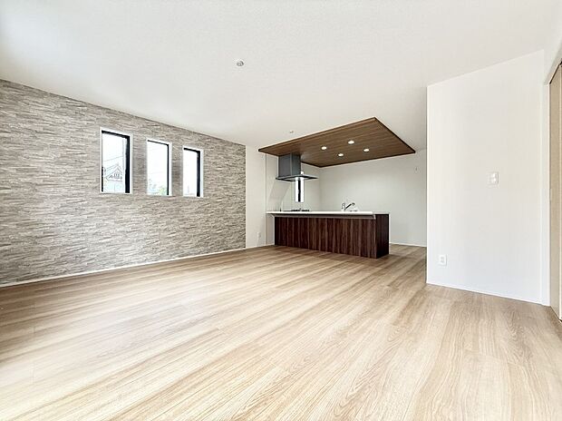 【リビングダイニング】■アクセントクロスがおしゃれなLDKです