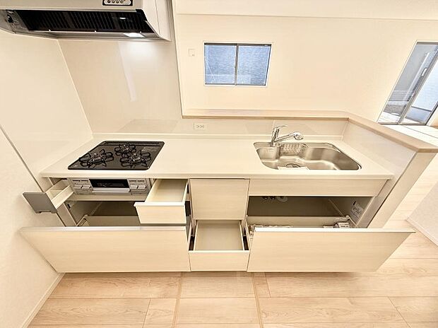 【レンジフード】■調理時の蒸気や匂いが換気扇に誘導され、効率的に排煙ができます。