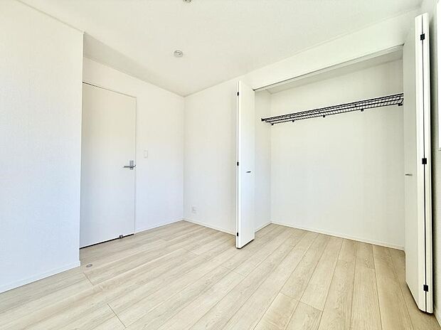 【寝室】■窓の配置や通気性の良い設計で部屋の空気がこもらず、常に新鮮な空気が流れます