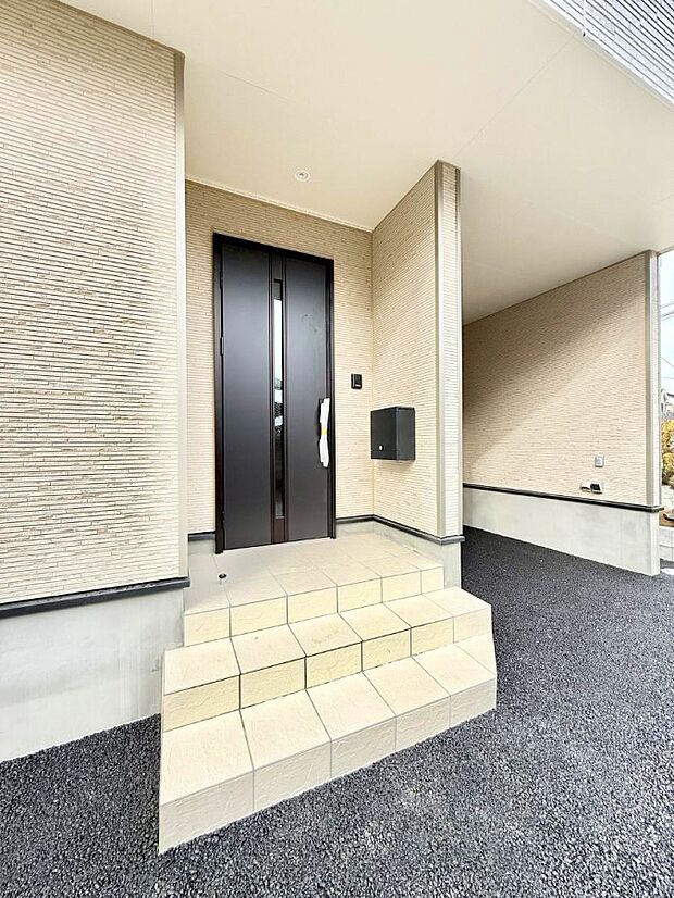 【玄関】■ 帰るたびにホッとする、安心感のある佇まい