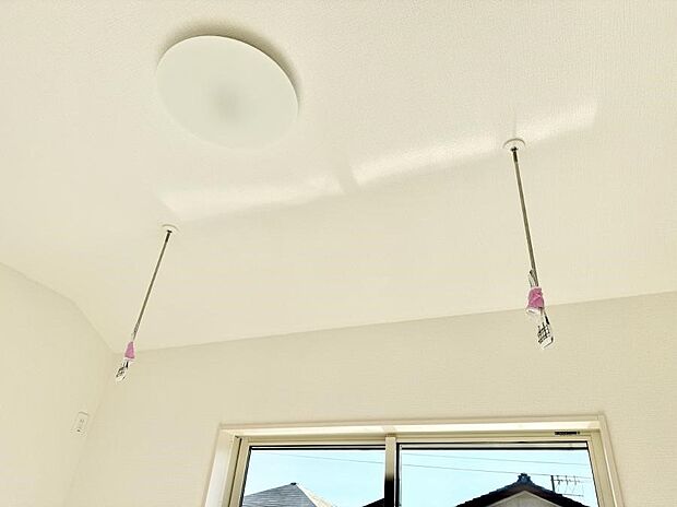 【室内物干し】■天候や時間を気にせず洗濯物を干せ、紫外線から衣類を守れます。