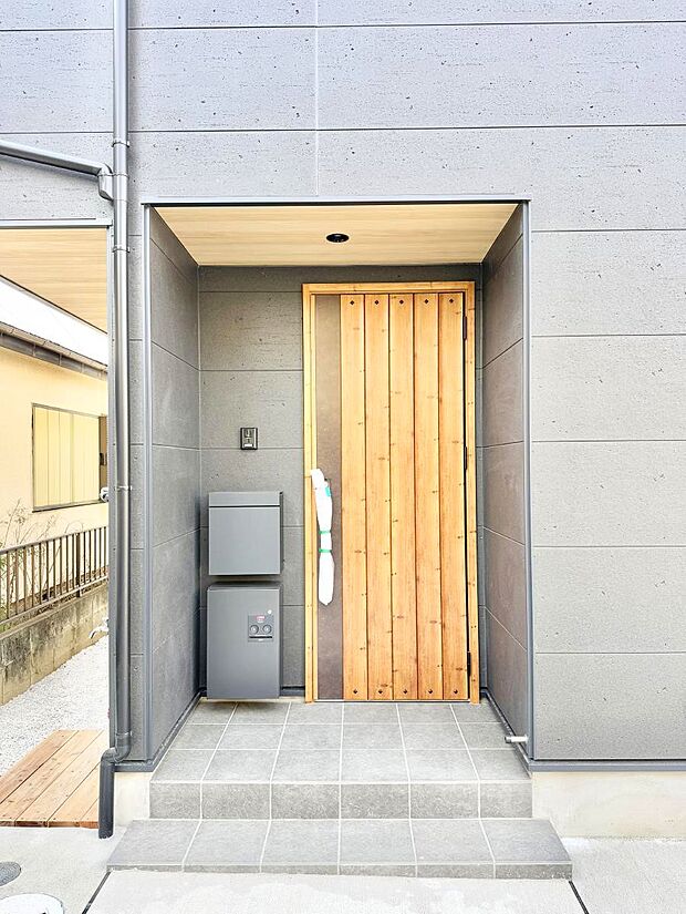 【玄関】■ シンプルで美しく、住まいの第一印象を彩る玄関です