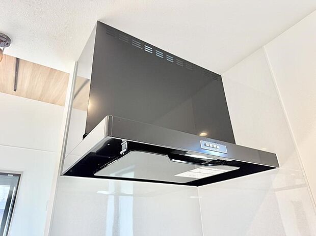 【レンジフード】■調理時の蒸気や匂いが換気扇に誘導され、効率的に排煙ができます。