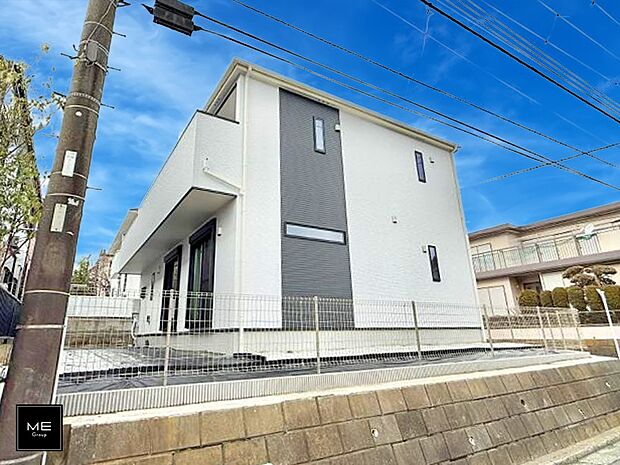 【現地外観写真】白を基調とした、すっきりした外観デザインです  