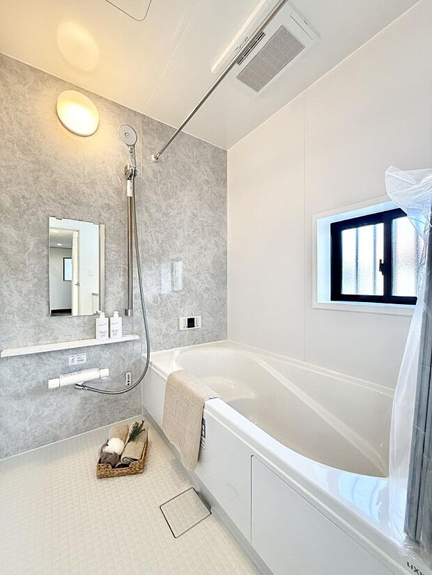 【浴室】落ち着いた色合いの壁面、ゆっくり、ゆったり寛げるバスルーム。