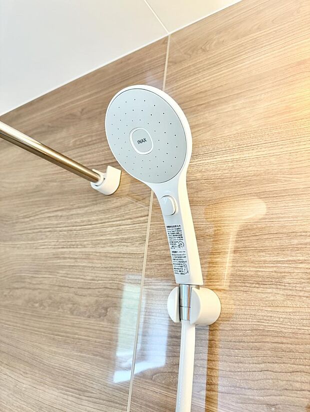 【止水シャワーヘッド】■手元で簡単に止水できるため、水の無駄遣いを減らすことができます。