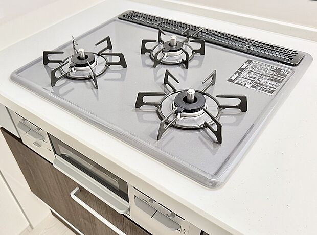 【3口ガスコンロ】■3口コンロのシステムキッチンで料理の手順もスムーズに