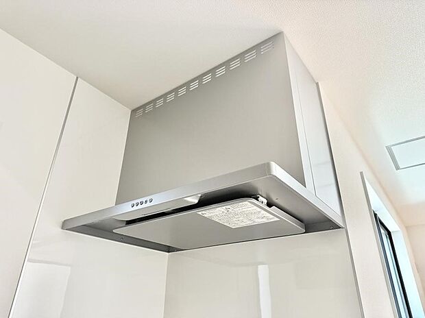 【レンジフード】■調理時の蒸気や匂いが換気扇に誘導され、効率的に排煙ができます。