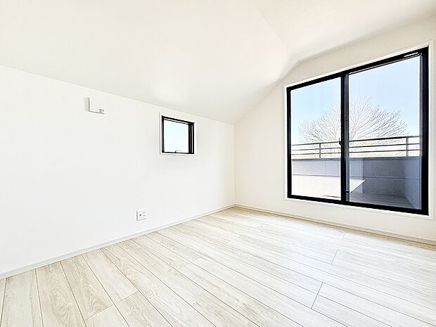 【子供部屋】■大きな窓は開放感があり、明るさ通風バッチリです  