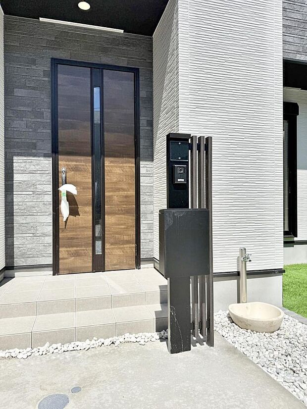 【玄関】■ 家族とゲストをやさしく迎える、心温まる玄関