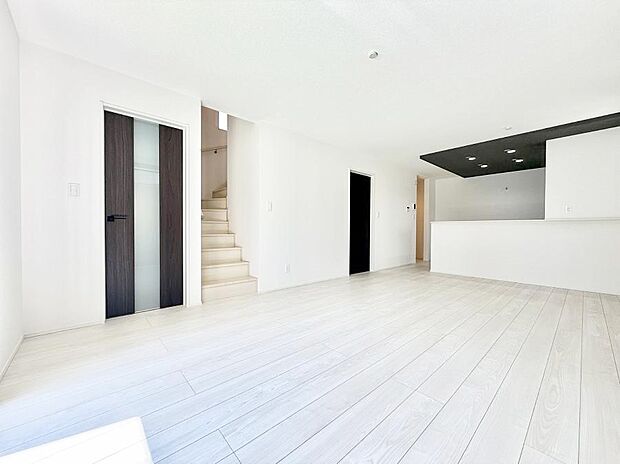 【リビングダイニング】ここにいる時間が一番長いから　やっぱりリビングは明るい方がいいですよね