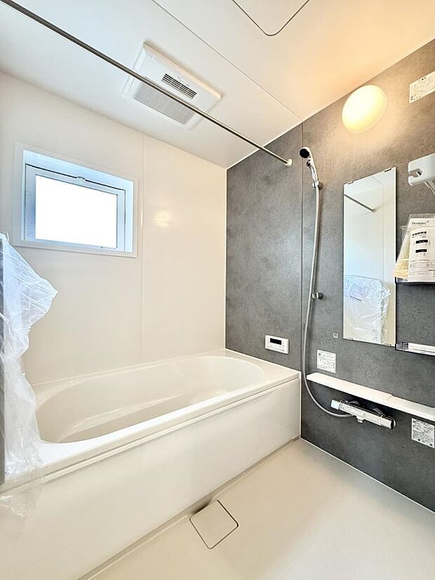 【浴室】落ち着いた色合いの壁面、ゆっくり寛げるバスルーム