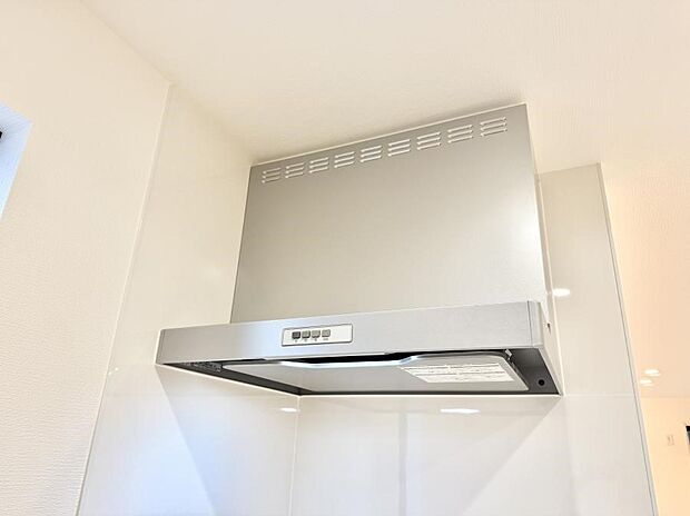 【レンジフード】■調理時の蒸気や匂いが換気扇に誘導され、効率的に排煙ができます。