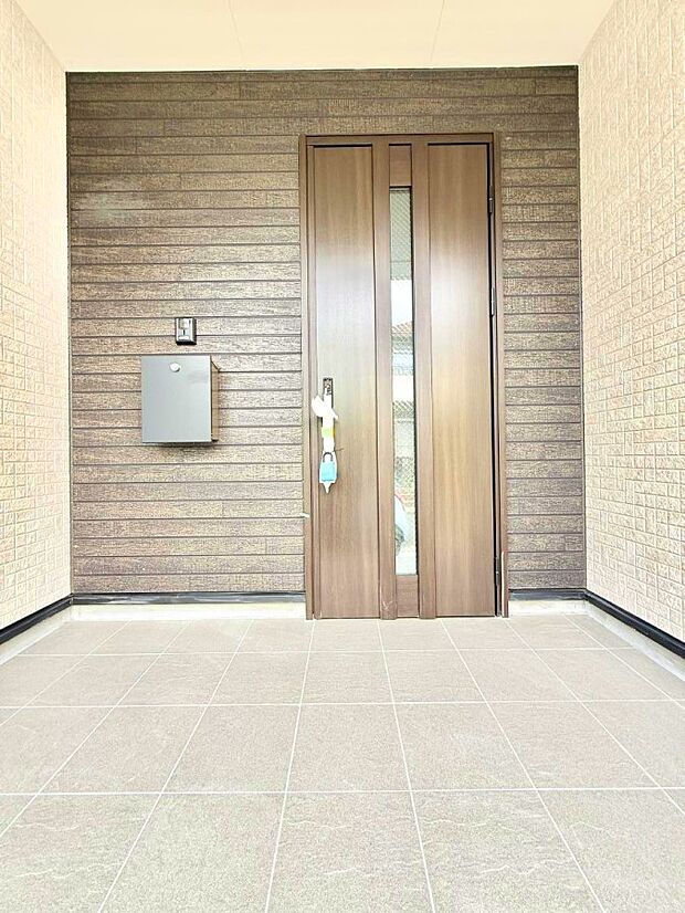 【玄関】■ 心地よい暮らしへとつながる、温かい玄関