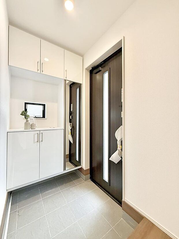 【玄関】■ シンプルで美しく、快適な暮らしの入り口