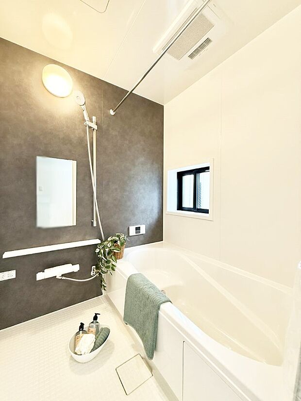【浴室】■落ち着いた色合いの壁面、ゆっくり寛げるバスルーム