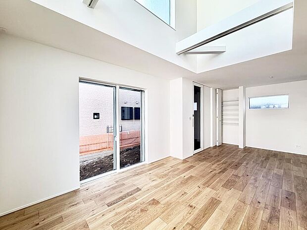 【リビングダイニング】大きな窓から光が入り明るい空間でお寛ぎいただけます