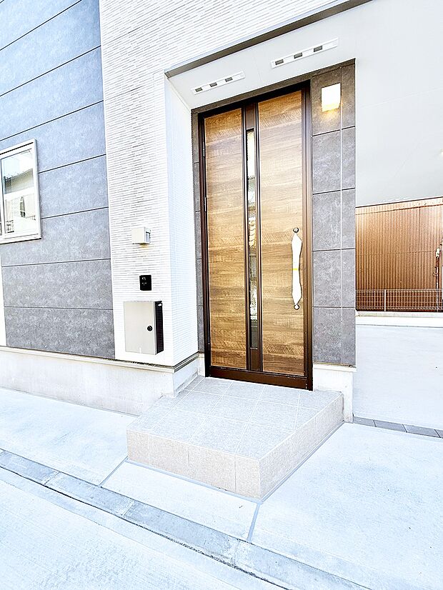 【玄関】■ 帰るたびにホッとする、安心感のある佇まい