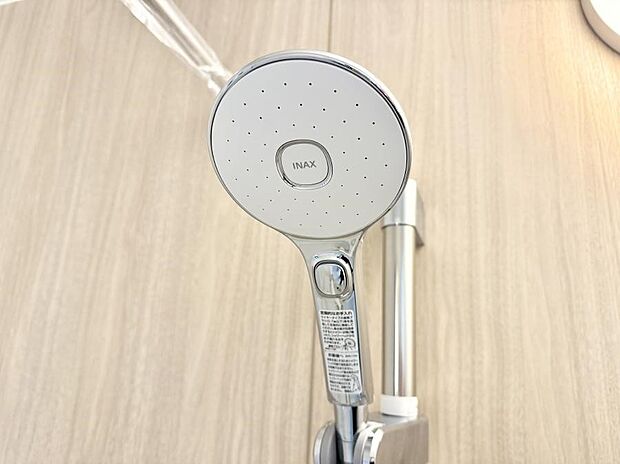 【止水シャワーヘッド】■手元で簡単に止水できるため、水の無駄遣いを減らすことができます。