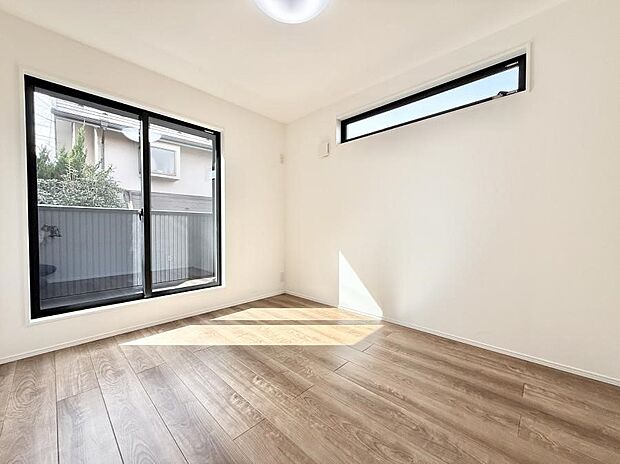 【子供部屋】■大きな窓は開放感があり、明るさ通風バッチリです  