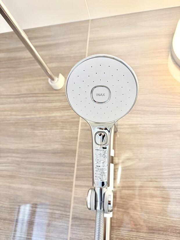 【止水シャワーヘッド】■手元で簡単に止水できるため、水の無駄遣いを減らすことができます。