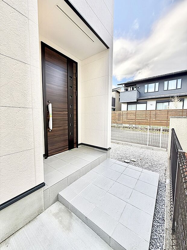 【玄関】■ 帰るたびにホッとする、安心感のある佇まい