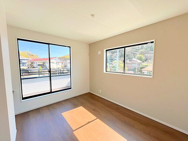 【リビング以外の居室】■2面採光で明るい居室!